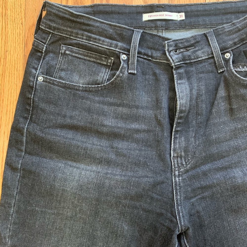Levi’s 721 high-rise skinny jeans in charcoal